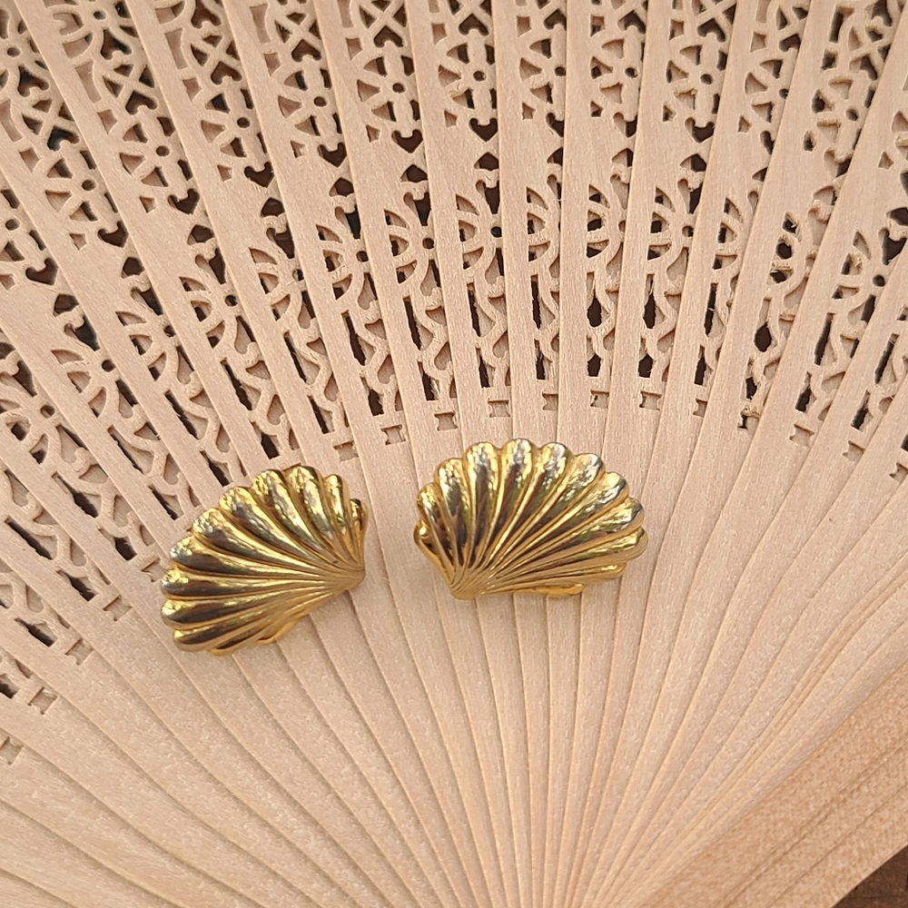 Vintage Clip on Earrings - Picture 3 of 7